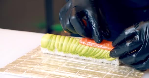 Detailní Záběr Mužských Kuchařských Rukou Černých Rukavicích Připravujících Lahodné Sushi — Stock video