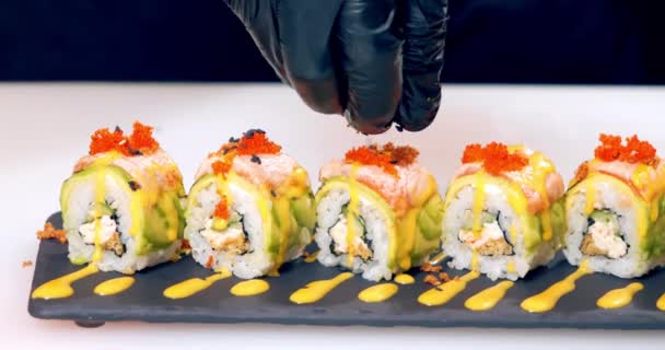 Egy Közeli Kép Finom Sushi Tekercsekről Avokádóval Lazaccal Kaviárral Fekete — Stock videók