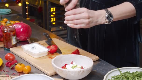 Primer Plano Del Proceso Preparación Una Deliciosa Ensalada Con Tomates — Vídeo de stock