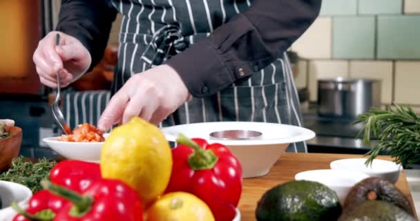 Close Van Mannelijke Chef Kok Handen Handschoenen Bereiden Heerlijke Tartaar — Stockvideo