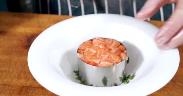 Close Mãos Chef Masculino Luvas Preparando Deliciosa Tartare Legumes Frescos — Vídeo de Stock