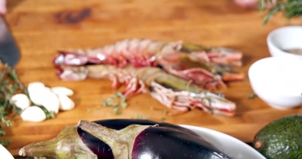 Close Mãos Chef Masculino Luvas Tomando Camarão Grande Para Preparar — Vídeo de Stock