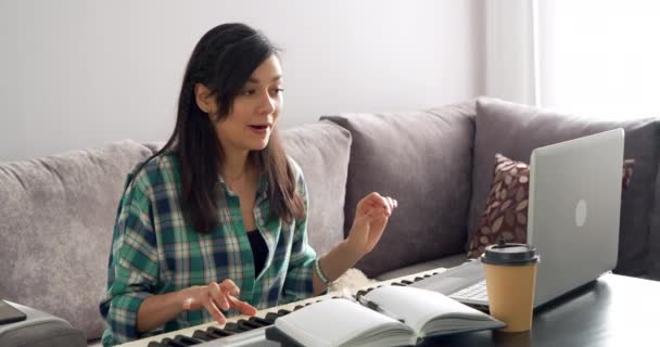 Jovem Professora Música Tocando Piano Elétrico Notas Ensino Remotamente Line — Vídeo de Stock