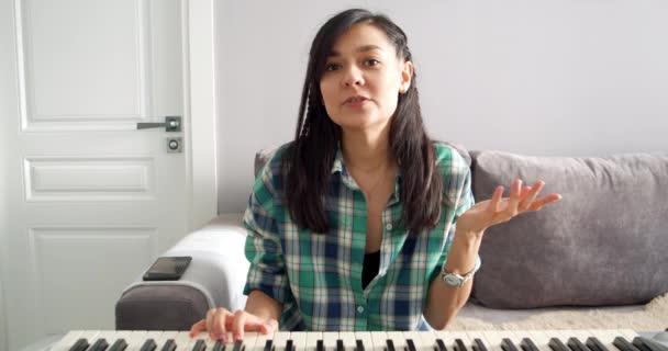 Νεαρή Γυναίκα Δασκάλα Μουσικής Παίζοντας Ηλεκτρικό Πιάνο Μιλώντας Web Camera — Αρχείο Βίντεο