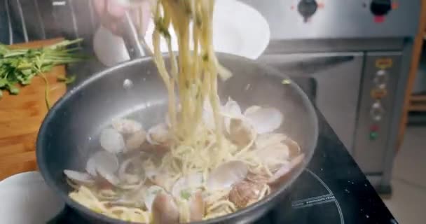 İtalyan carbonara makarnası pişirme süreci, tavada deniz ürünleri ile birlikte.. — Stok video