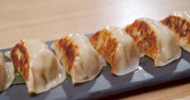 Tabaktaki lezzetli kızarmış gyoza köftelerinin yakın plan çekimi..