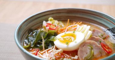 Sofrada tavuk ve sebzeli ramen var. Boşluğu kopyala