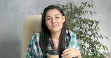 Mutlu genç bir kadın web kamerasıyla konuşuyor ve uzaktan video görüşmesi yapıyor. Kadın işçi uzaktan sohbet ediyor. Evden çalışıyor. Telework konsepti. Web kamerası görünümü