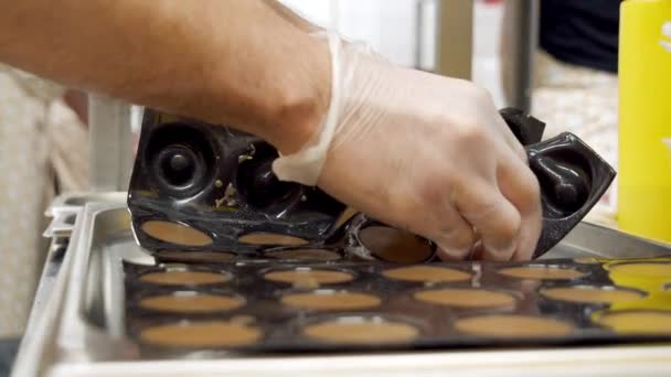 Nahaufnahme eines Chefs in Handschuhen bei der Zubereitung köstlicher Schokoladengelees oder Kuchen in der Küche — Stockvideo