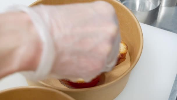 Primer plano de deliciosas tostadas con crema y bayas liofilizadas en un tazón de artesanía. Cocina molecular o de fusión. — Vídeo de stock