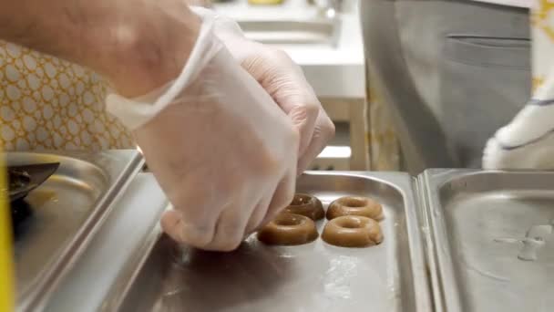 Egy közeli kép a finom csokoládé zselés cukorkákról vagy süteményekről a tálcán. A desszertek készítésének folyamata. Fúziós konyha — Stock videók