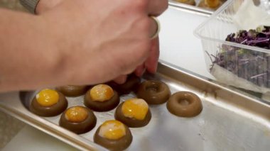 Atıştırmalıkları yumurta sarısı ile hazırlama sürecine yakın çekim. Füzyon ya da moleküler mutfak.