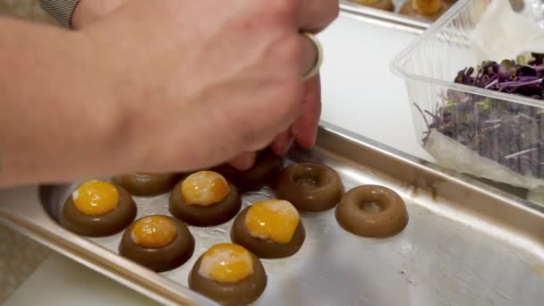 Close-up dari proses menyiapkan makanan ringan dengan kuning telur. Fusion atau molekuler masakan. — Stok Video