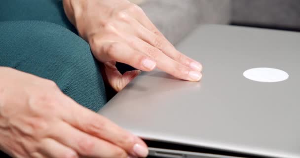 Крупним планом жіночі руки відкривають комп'ютер. Жінка-фрілансер, що працює на ноутбуці в домашньому офісі. Невелика глибина різкості . — стокове відео