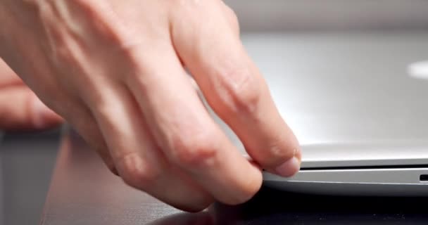 Zbliżenie kobiecych dłoni otwierających laptopa. Płytka głębia ostrości. — Wideo stockowe