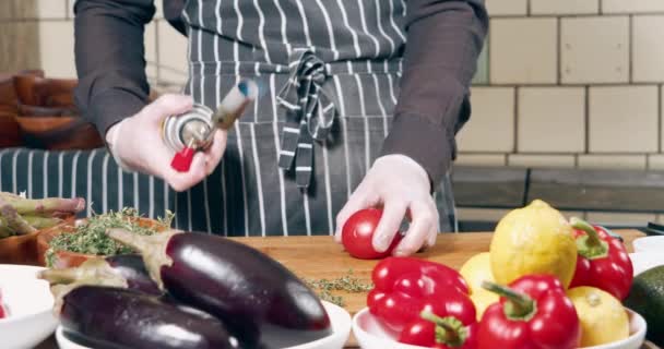 Primo piano di mani di chef maschi in guanti che friggono un pomodoro maturo usando un bruciatore a gas. Preparare pasti sani a base di verdure fresche. — Video Stock
