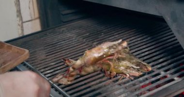 Büyük lezzetli ızgara karides pişirme işleminin yakın çekimi. Organik yiyecekler ve sağlıklı yiyecekler