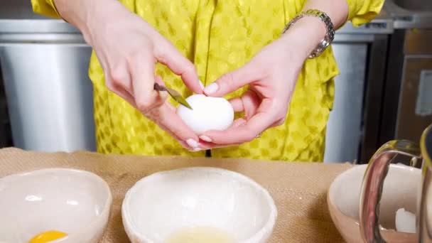 Detailní záběr ženských rukou připravujících těsto na chutné koláče s rozinkami a sušeným ovocem v kuchyni. Velikonoční prázdniny. — Stock video