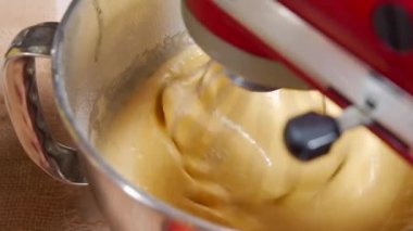 Hamuru bir yemek işlemcisinde karıştırıyorum. Profesyonel yoğurucu makinesiyle hamur hazırlama.