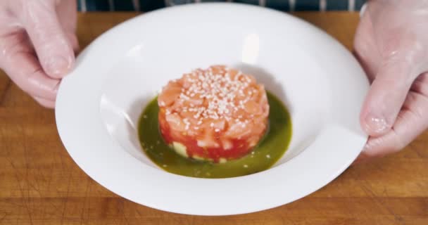 Close Mãos Chef Luvas Preparando Deliciosa Salada Salmão Tomate Com — Vídeo de Stock