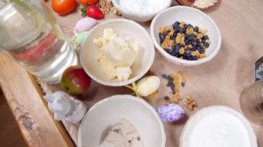 Paskalya pastası ve bez üzerinde süslenmiş yumurta yapmak için malzemelerin yakın çekimi. Paskalya tatiline hazırlanıyorum..