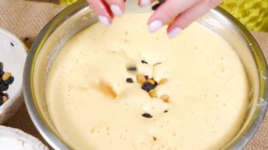 Paskalya pastası veya kuru üzümlü kek için hamur yapma sürecine yakın çekim. Paskalya tatili konsepti.