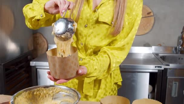 Felismerhetetlen Finom Húsvéti Süteményeket Készít Tésztát Tesz Egy Penészbe Konyhában — Stock videók