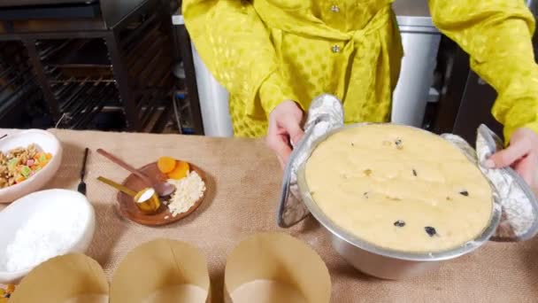 Közelkép a folyamat főzés finom húsvéti sütemények mazsolával és kandírozott gyümölcsök az asztalon. Húsvéti ünnepi koncepció — Stock videók