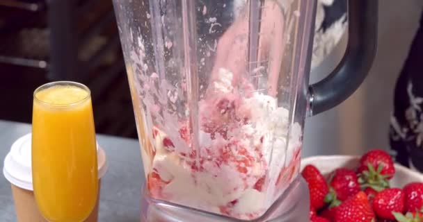 Close Proces Van Het Maken Van Heerlijke Aardbei Crème Smoothie — Stockvideo