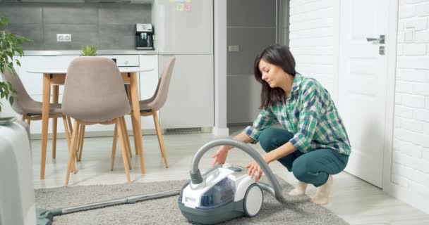 Jeune femme préparant aspirateur avant de nettoyer la chambre à la maison. — Video