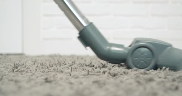 Close-up de pó de limpeza escova aspirador e detritos de tapete cinza na sala de estar. — Vídeo de Stock