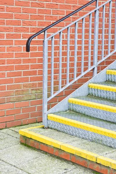 Un escalier métallique à l'extérieur d'un bâtiment commercial — Photo