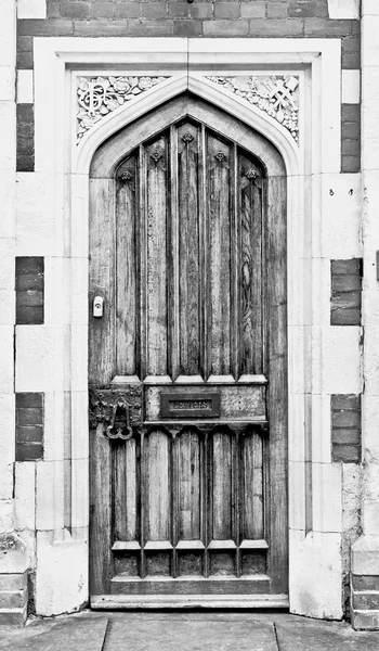 Porte en bois de style médiéval dans un bâtiment en brique — Photo