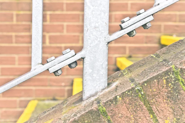 Close up van metalen balustrades naast een exterieur trap — Stockfoto