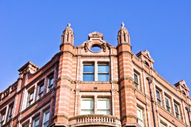 kırmızı tuğla bina