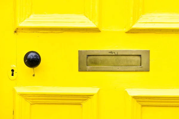 Желтая дверь — стоковое фото