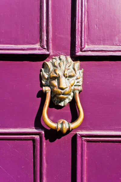Фиолетовая дверь — стоковое фото