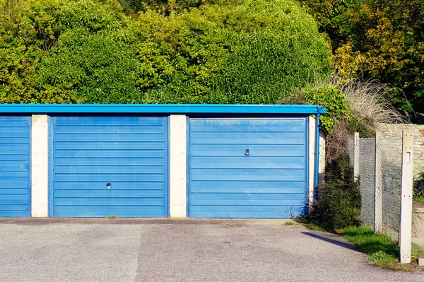 Blauwe garagedeuren — Stockfoto