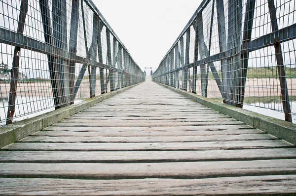 Una passerella di legno — Foto Stock