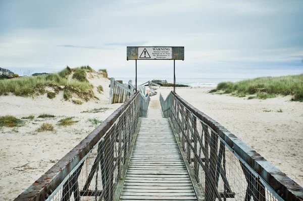 Une passerelle en bois — Photo