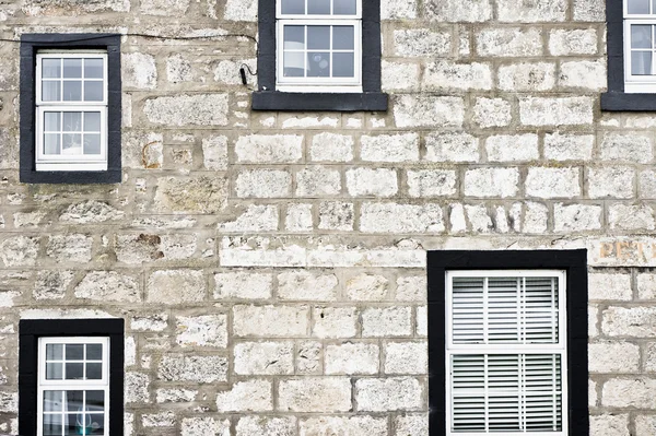 Окна на доме — стоковое фото