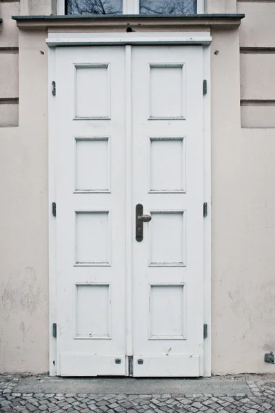 Eine weiße Tür — Stockfoto