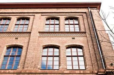 kırmızı tuğla bina