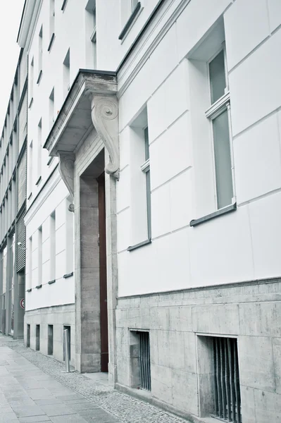 Ein weißes Gebäude — Stockfoto