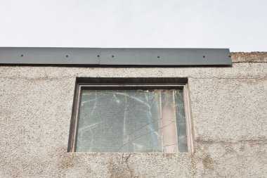 Kırık bir pencere
