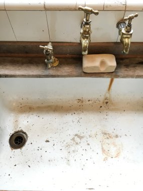 Eski bir lavabo