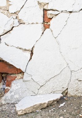 Kırık bir duvar 