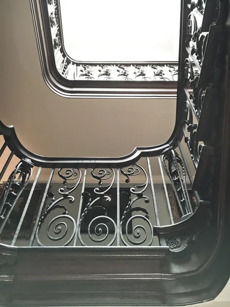 Velké vnitřní schodiště — Stock fotografie