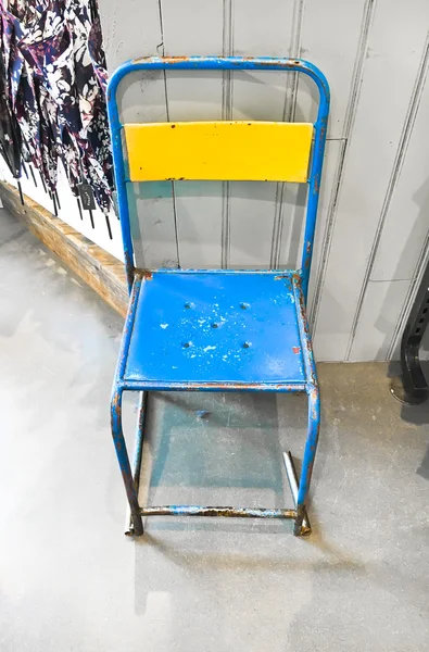 Een metalen stoel — Stockfoto