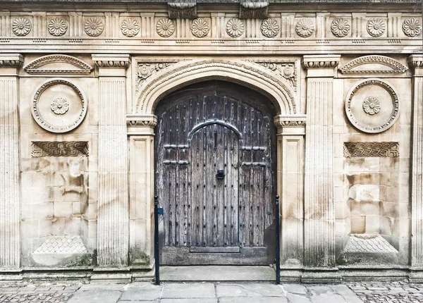 Una puerta de madera —  Fotos de Stock